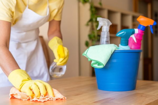 housekeeper-cleaning-efficiently-with-spray-bottle-2026-01-11-10-12-00-utc